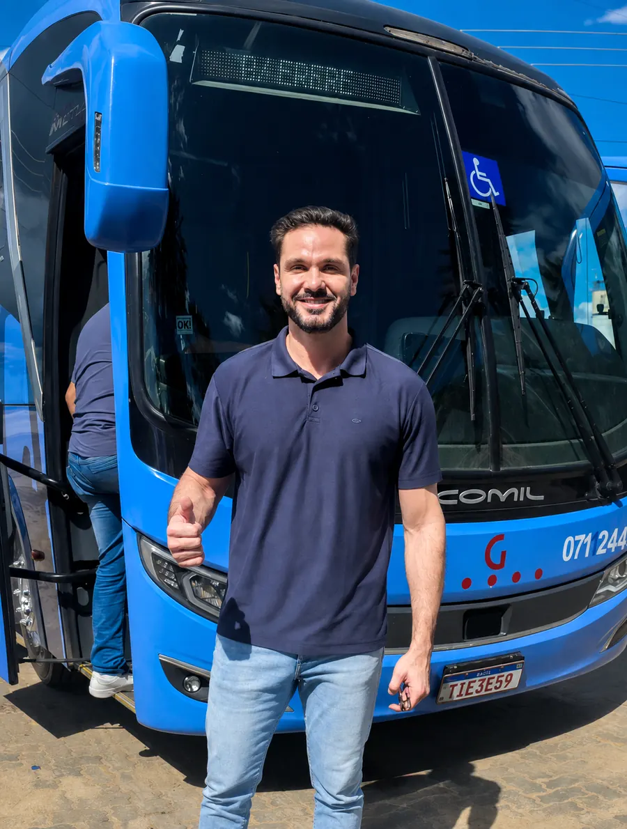 Guilherme Bismarck em pé diante de um ônibus da Guanabara.