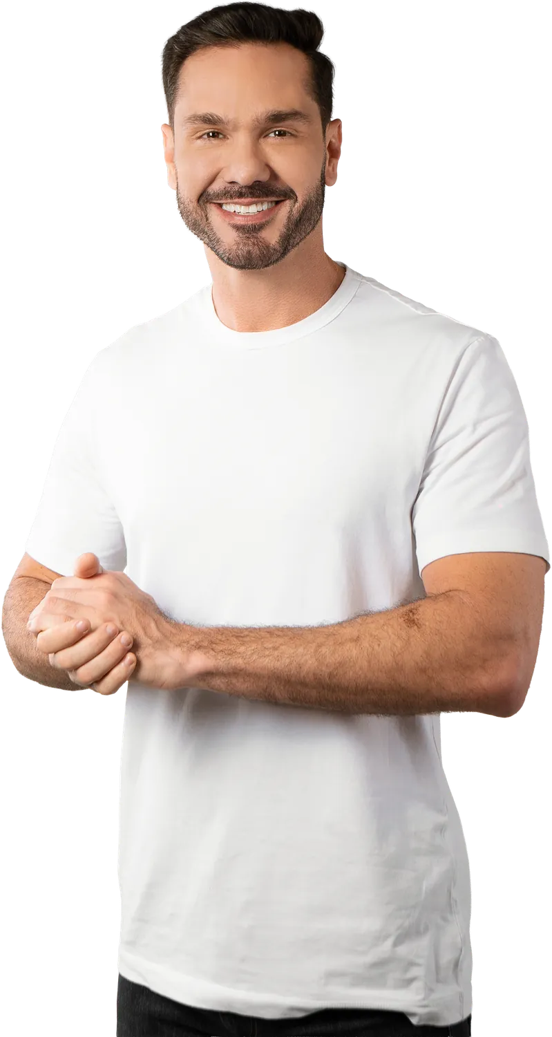 Guilherme Bismarck, de camiseta branca, sorrindo.